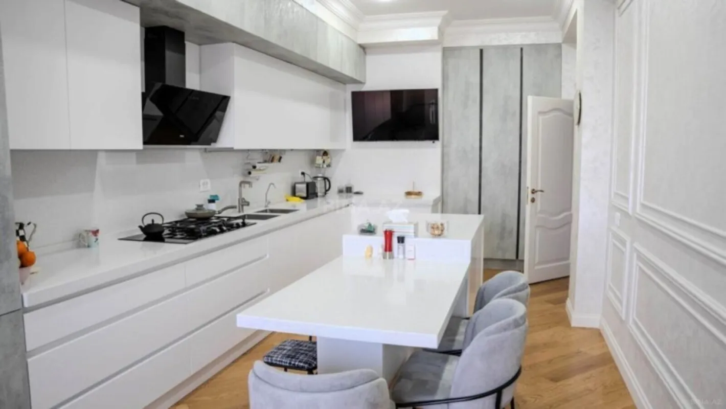 Satılır 5 otaqlı mənzil 225 m²