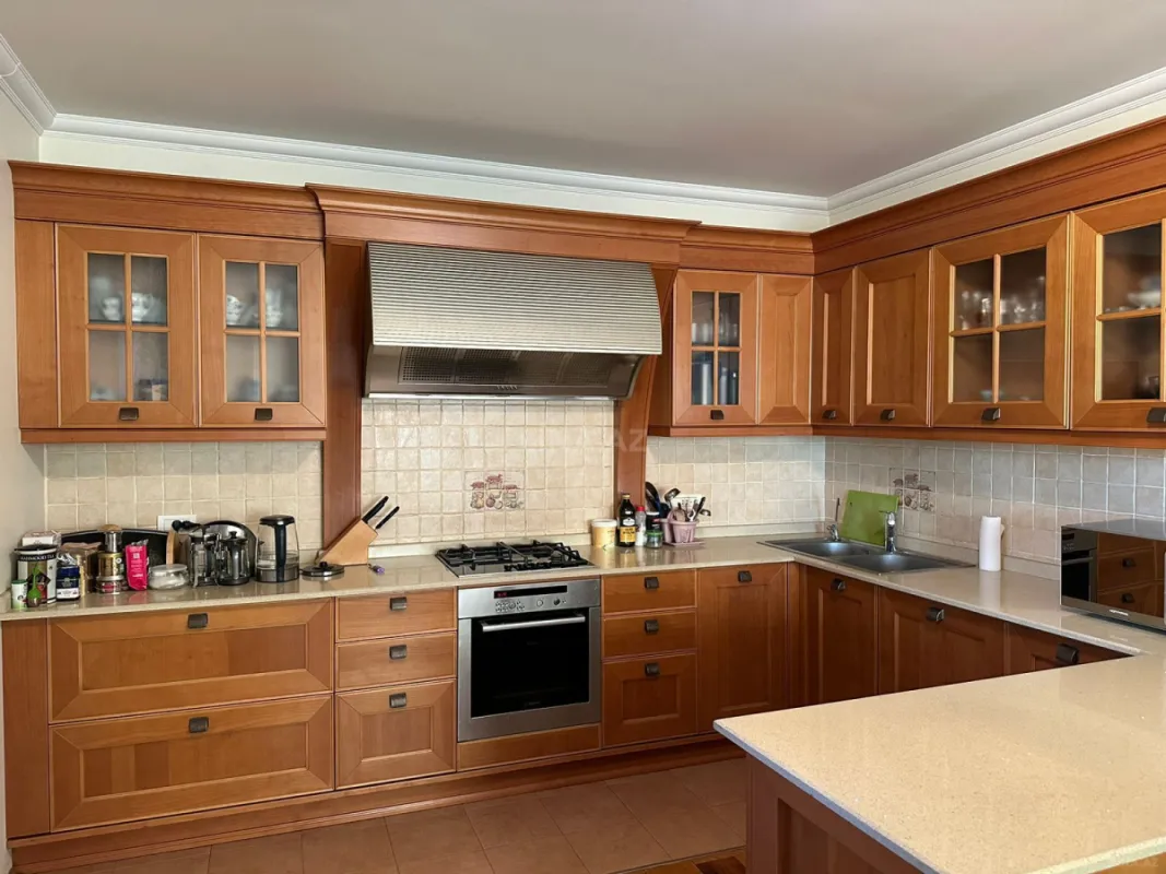 Satılır 15 otaqlı həyət evi 800 m²