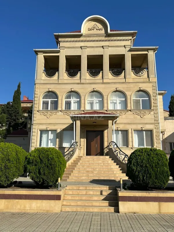 Satılır 15 otaqlı həyət evi 800 m²