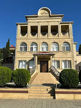 Satılır 15 otaqlı həyət evi 800 m²