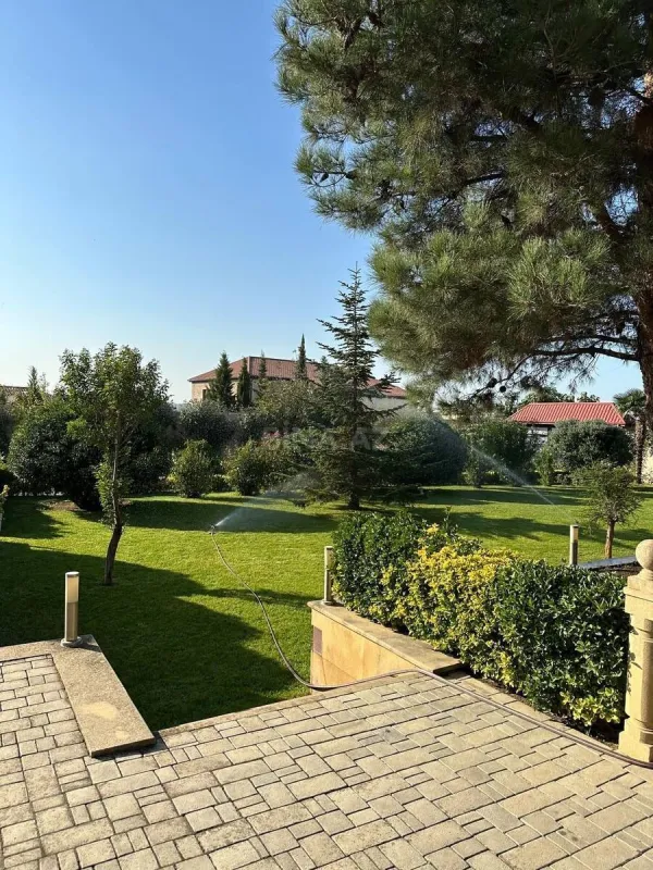 Satılır 15 otaqlı həyət evi 800 m²
