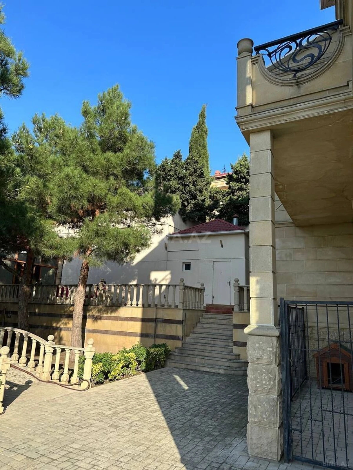 Satılır 15 otaqlı həyət evi 800 m²