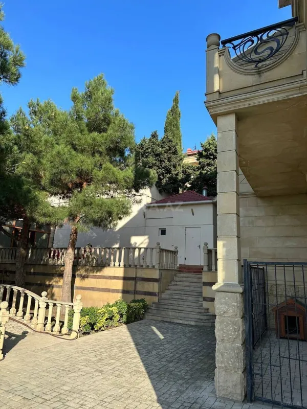 Satılır 15 otaqlı həyət evi 800 m²