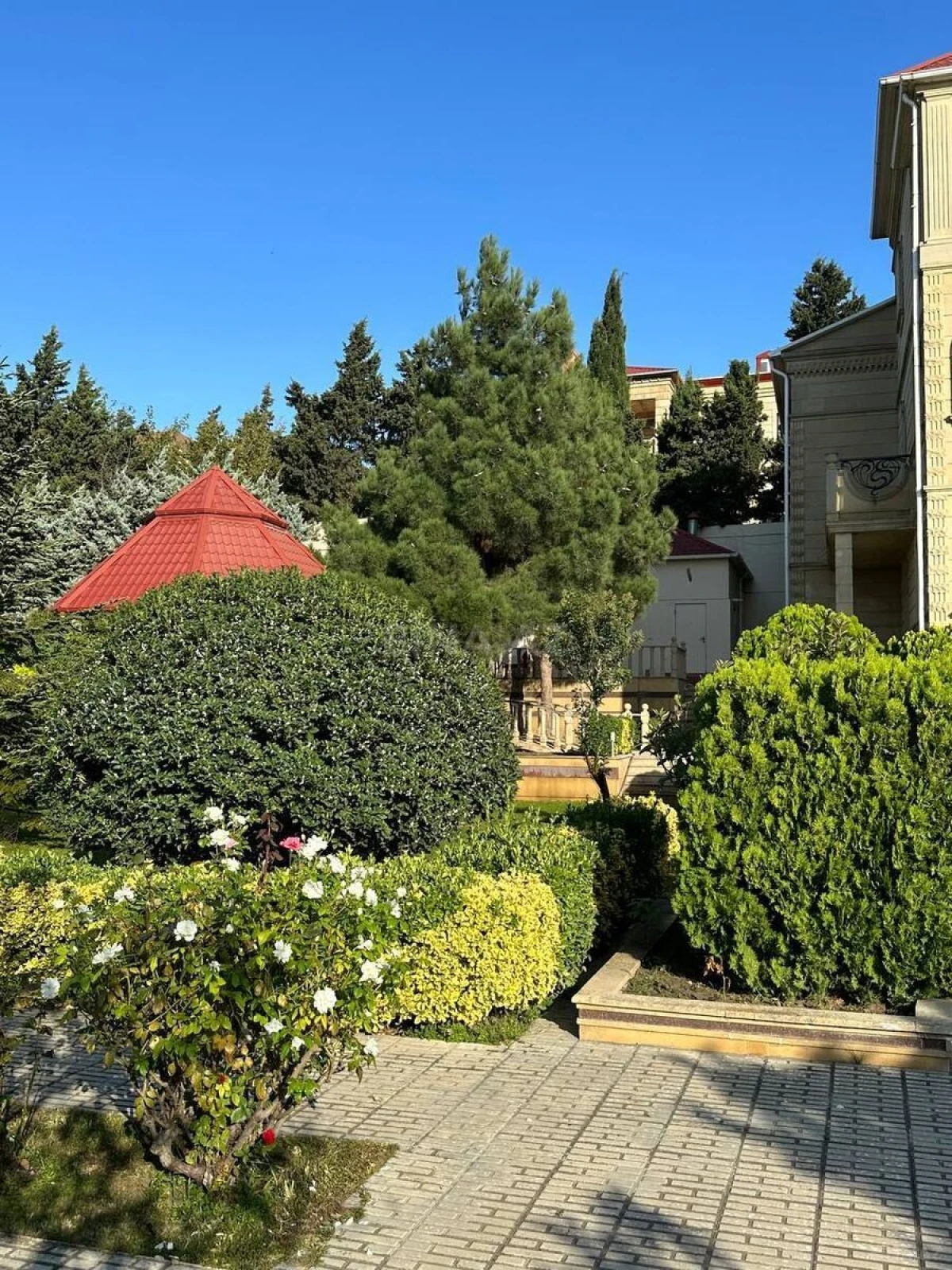 Satılır 15 otaqlı həyət evi 800 m²