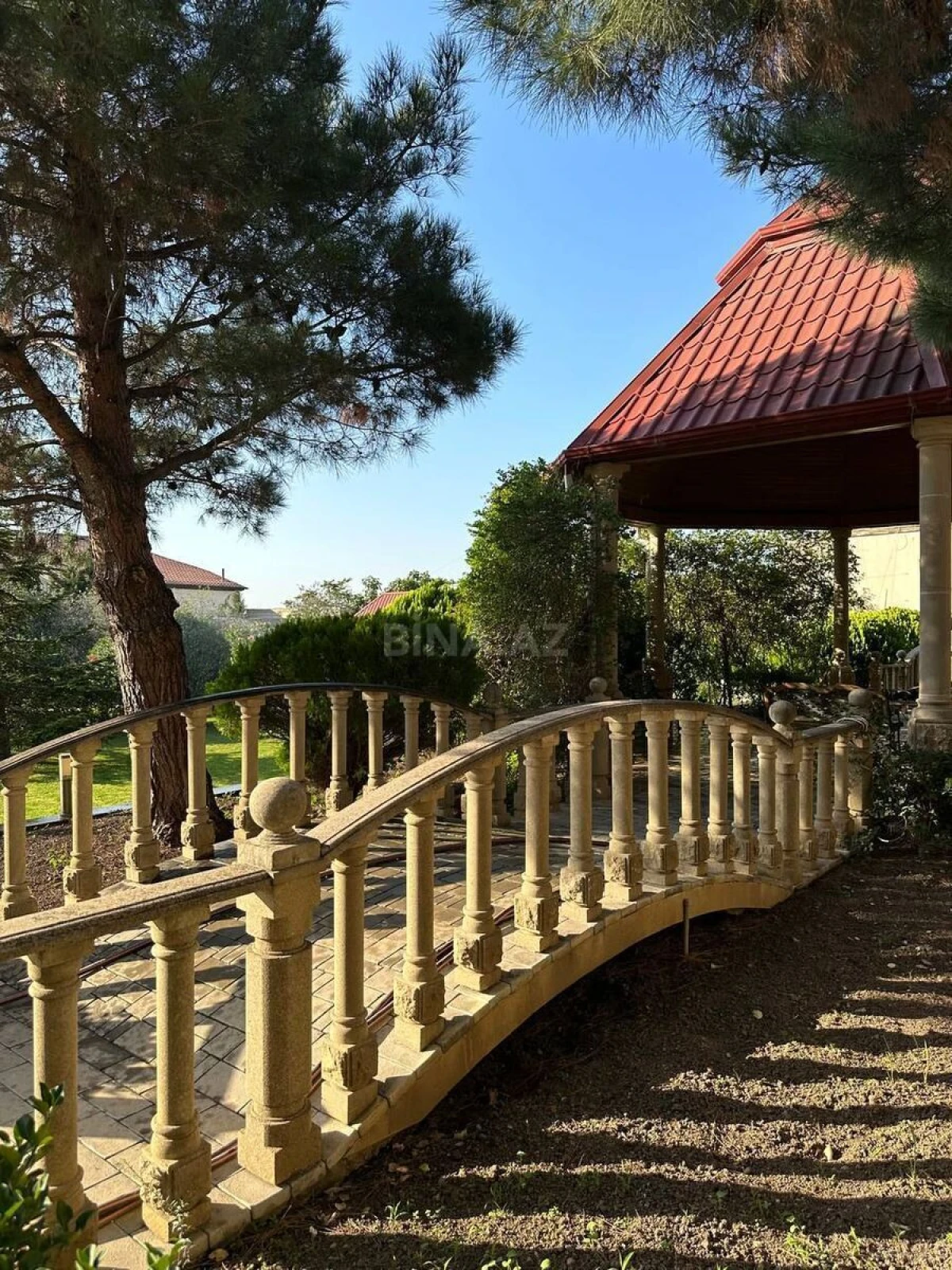 Satılır 15 otaqlı həyət evi 800 m²