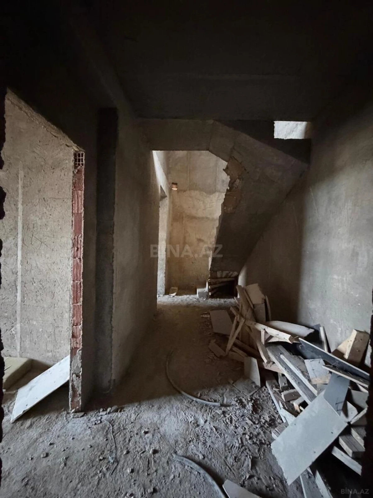 Satılır 4 otaqlı mənzil 110 m²