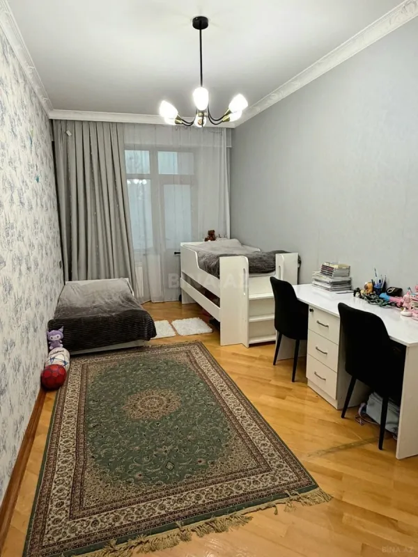 Satılır 4 otaqlı mənzil 140 m²