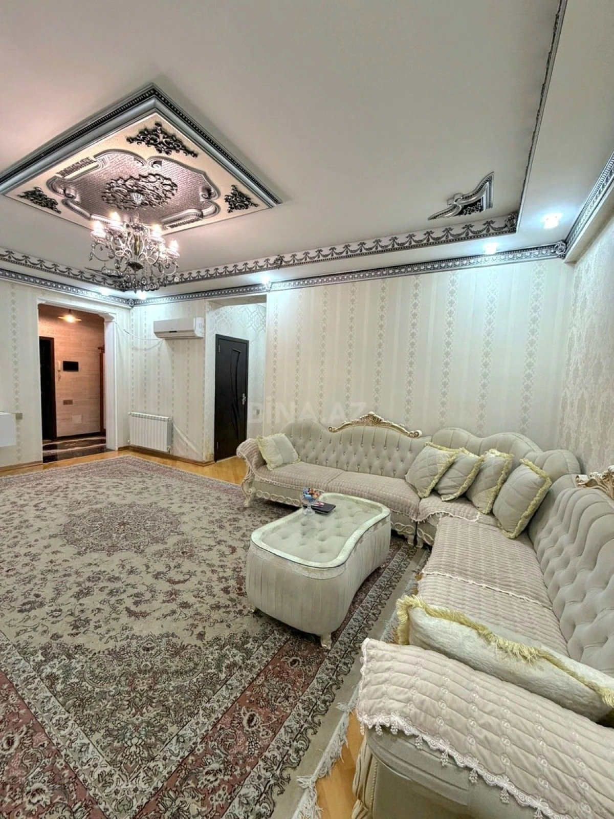 Satılır 4 otaqlı mənzil 140 m²