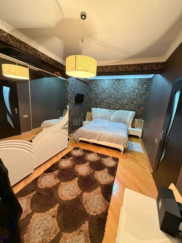 Satılır 4 otaqlı mənzil 140 m²