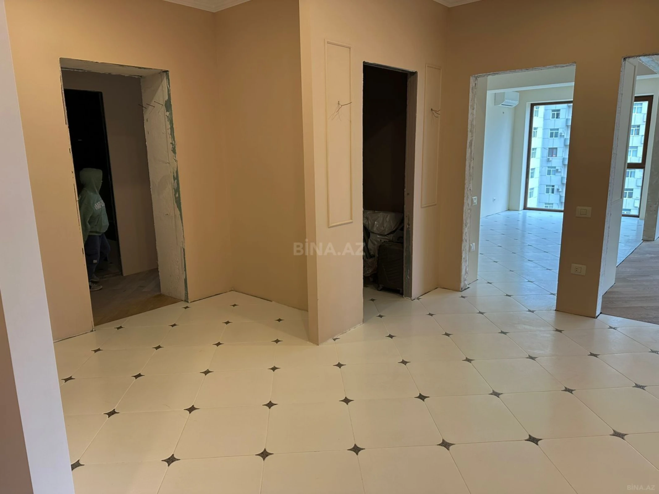 Satılır 4 otaqlı mənzil 190 m²