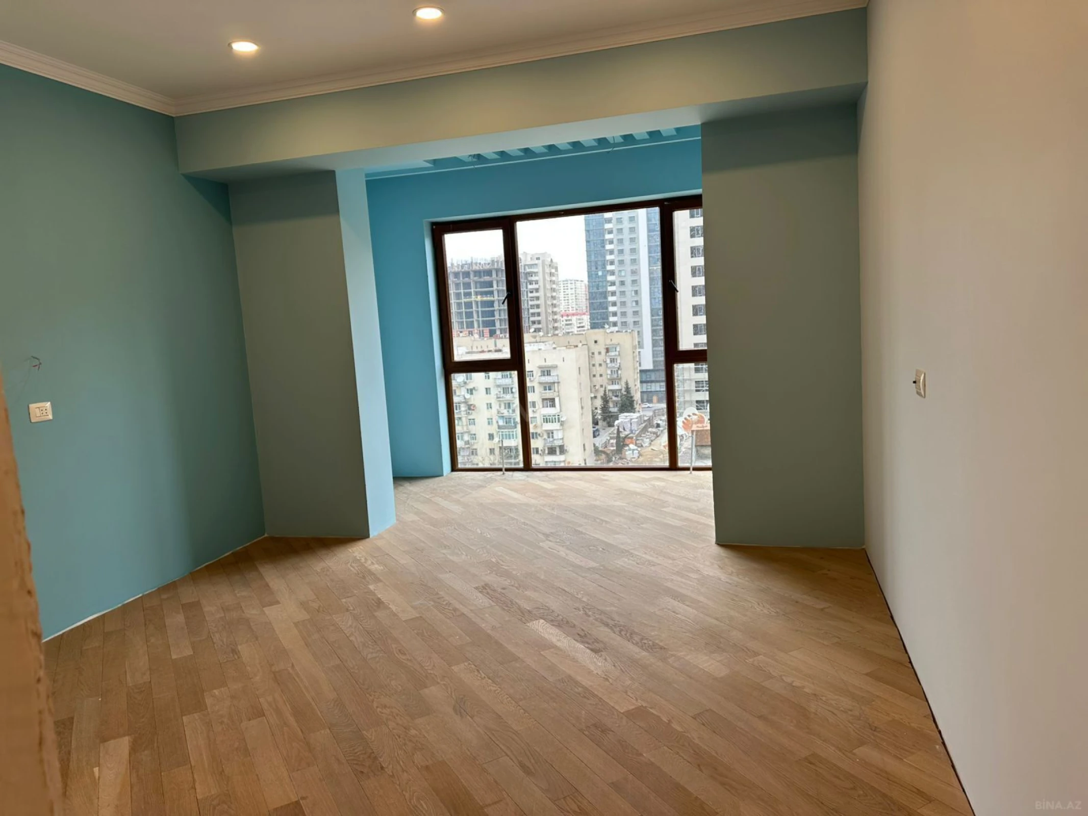 Satılır 4 otaqlı mənzil 190 m²