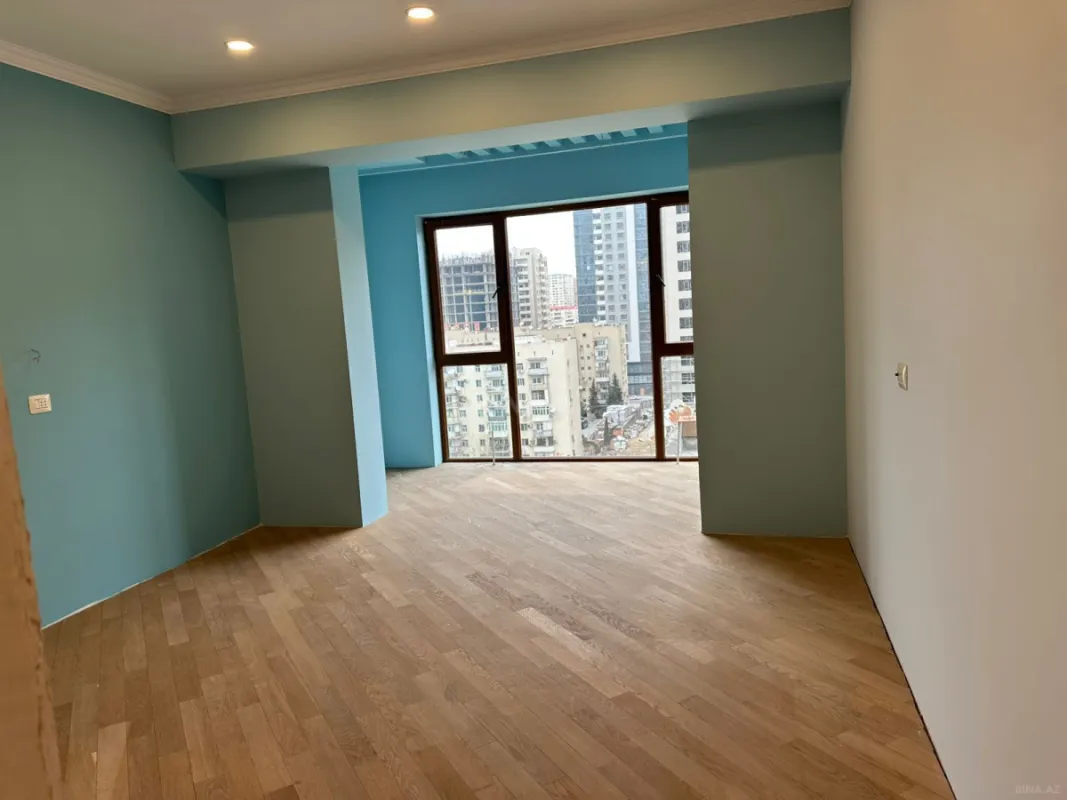 Satılır 4 otaqlı mənzil 190 m²
