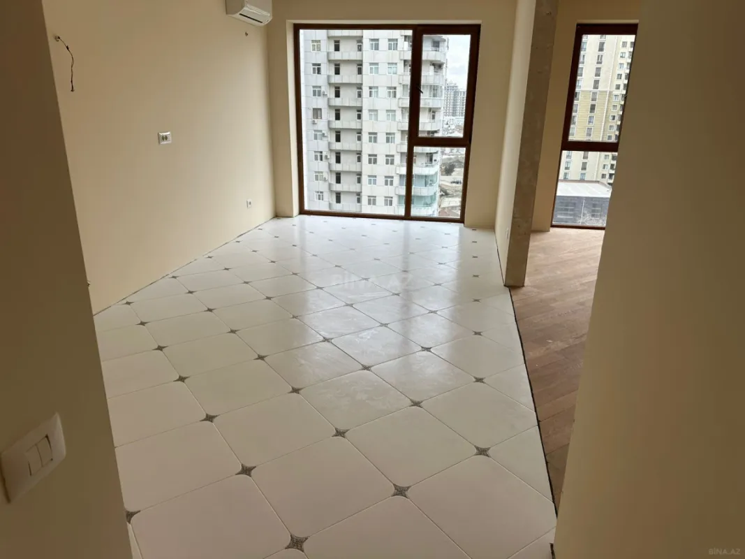 Satılır 4 otaqlı mənzil 190 m²