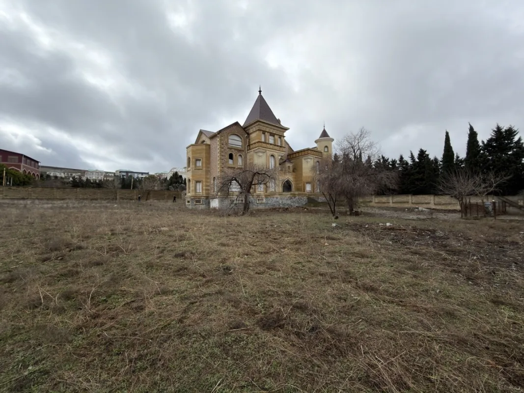 Satılır 10 otaqlı həyət evi 2500 m²