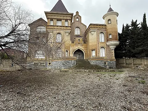 Satılır 10 otaqlı həyət evi 2500 m²