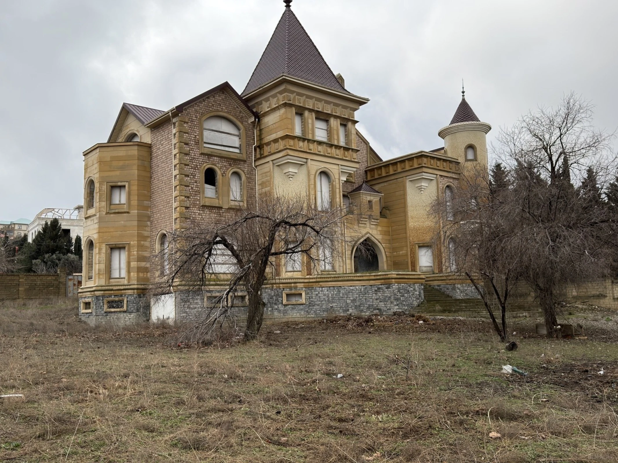 Satılır 10 otaqlı həyət evi 2500 m²