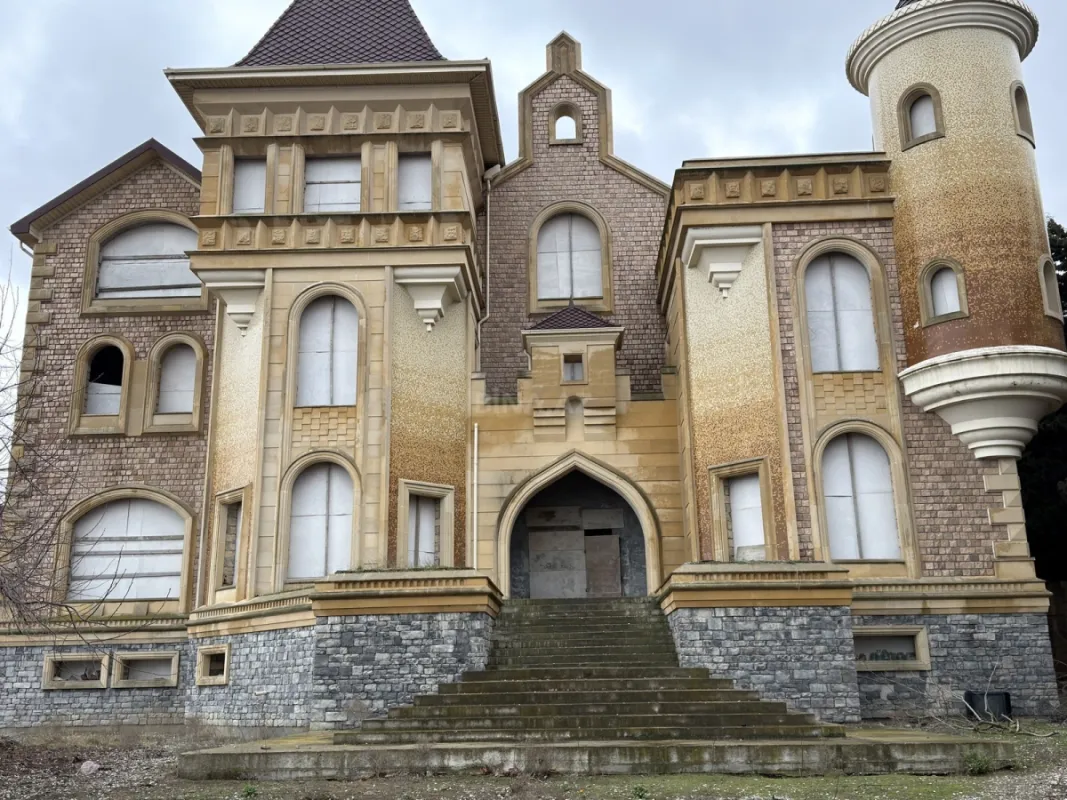 Satılır 10 otaqlı həyət evi 2500 m²