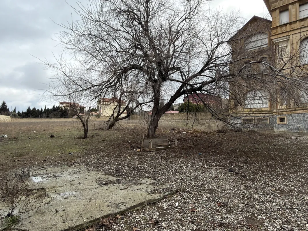 Satılır 10 otaqlı həyət evi 2500 m²