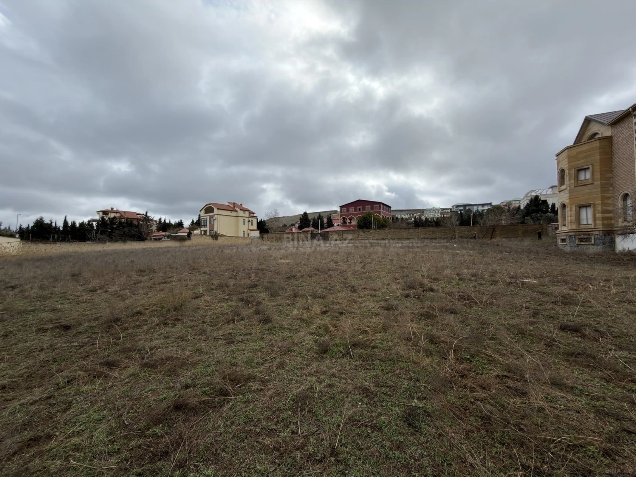 Satılır 10 otaqlı həyət evi 2500 m²