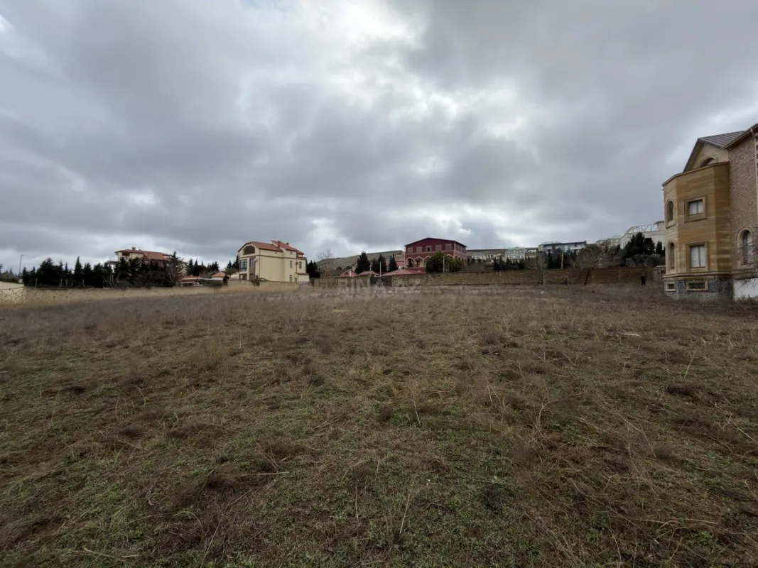 Satılır 10 otaqlı həyət evi 2500 m²