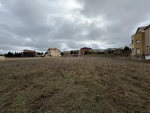 Satılır 10 otaqlı həyət evi 2500 m²