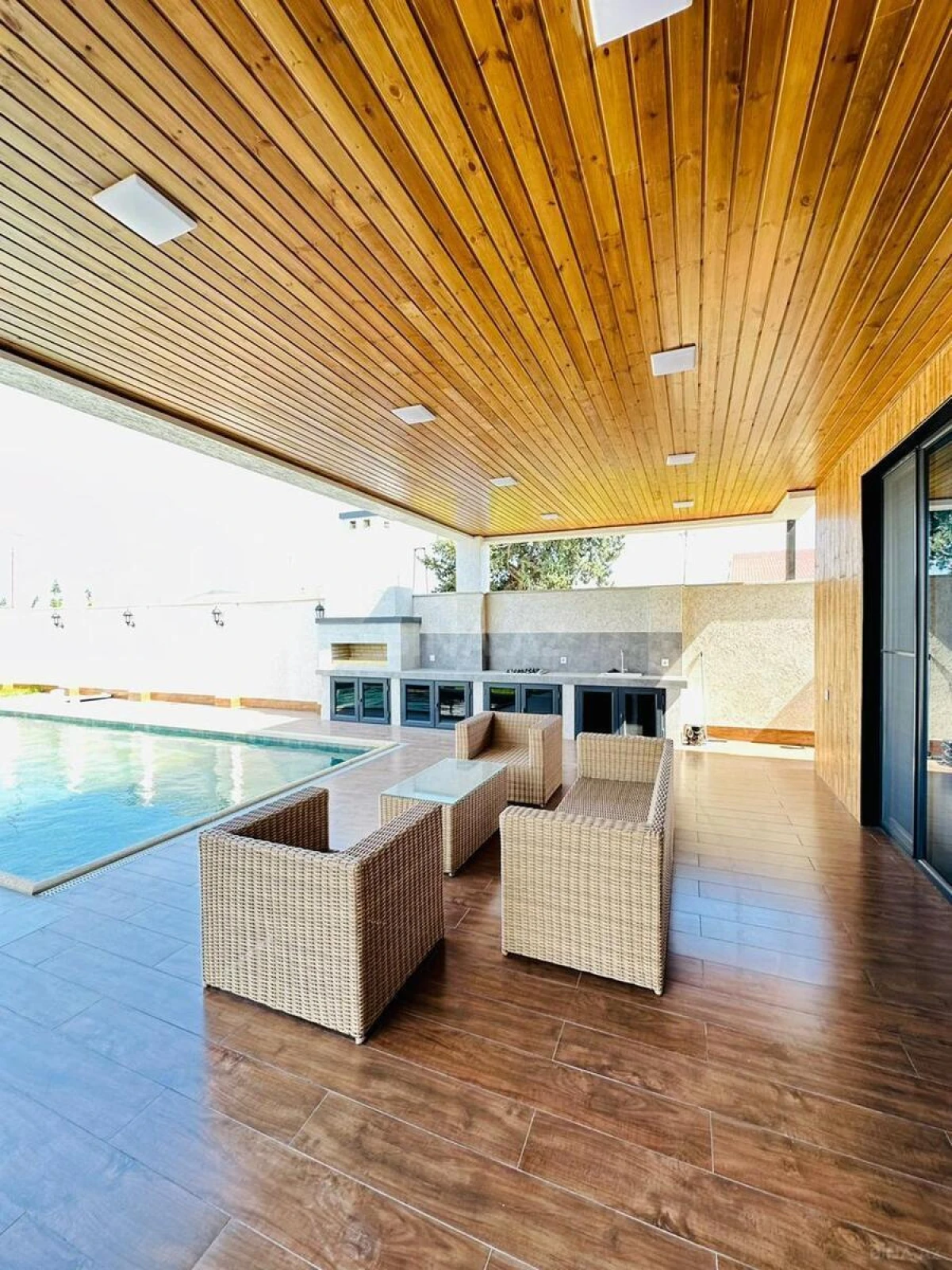 Kirayə verilir 4 otaqlı həyət evi 212 m²