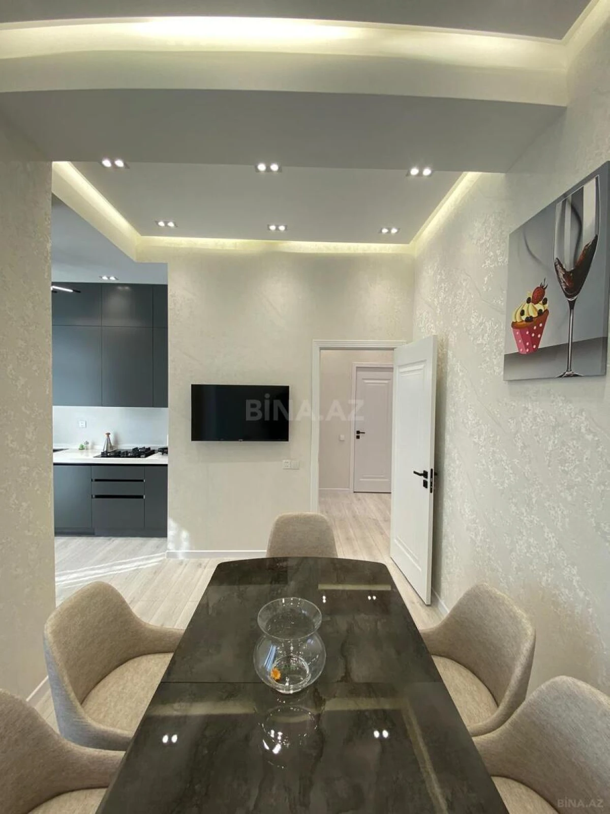 Kirayə verilir 2 otaqlı mənzil 85 m²