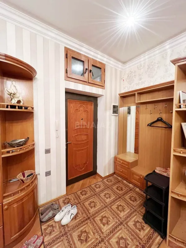Satılır 3 otaqlı mənzil 170 m²