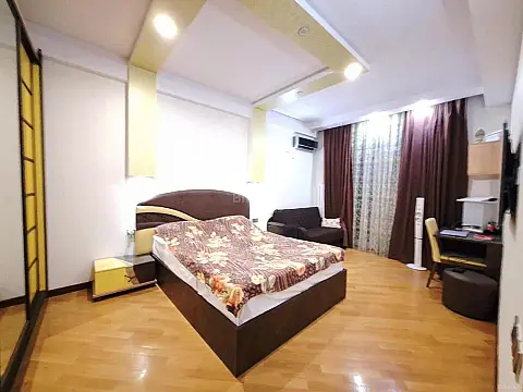 Satılır 3 otaqlı mənzil 130 m²