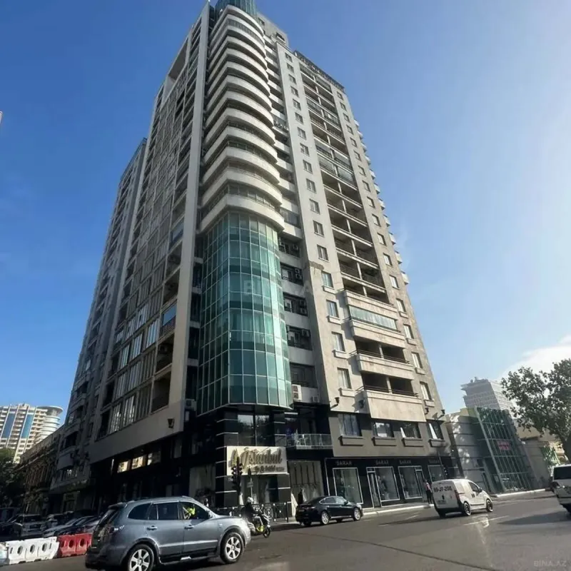 Satılır 4 otaqlı mənzil 250 m²