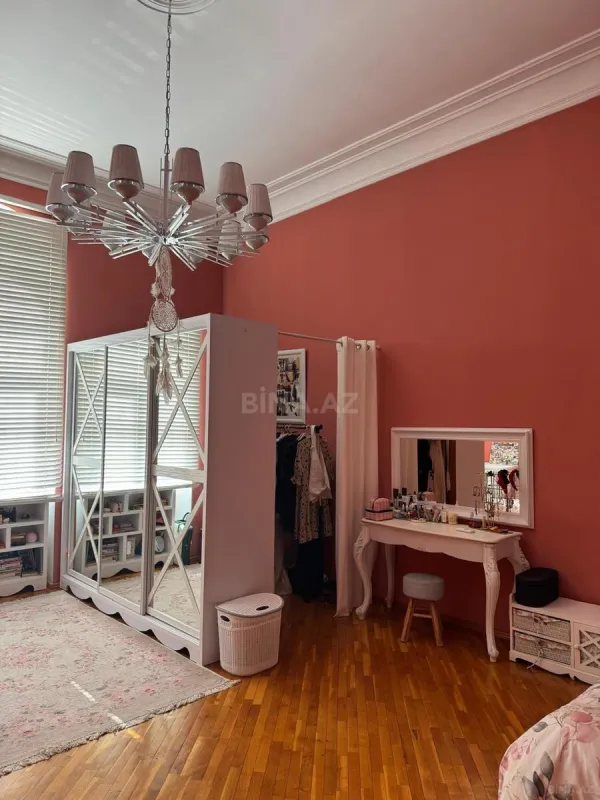 Satılır 4 otaqlı mənzil 210 m²