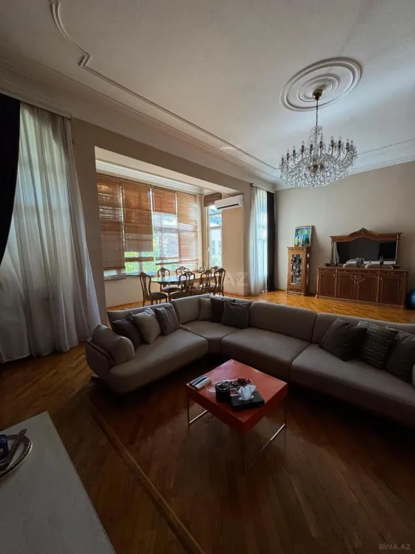 Satılır 4 otaqlı mənzil 210 m²