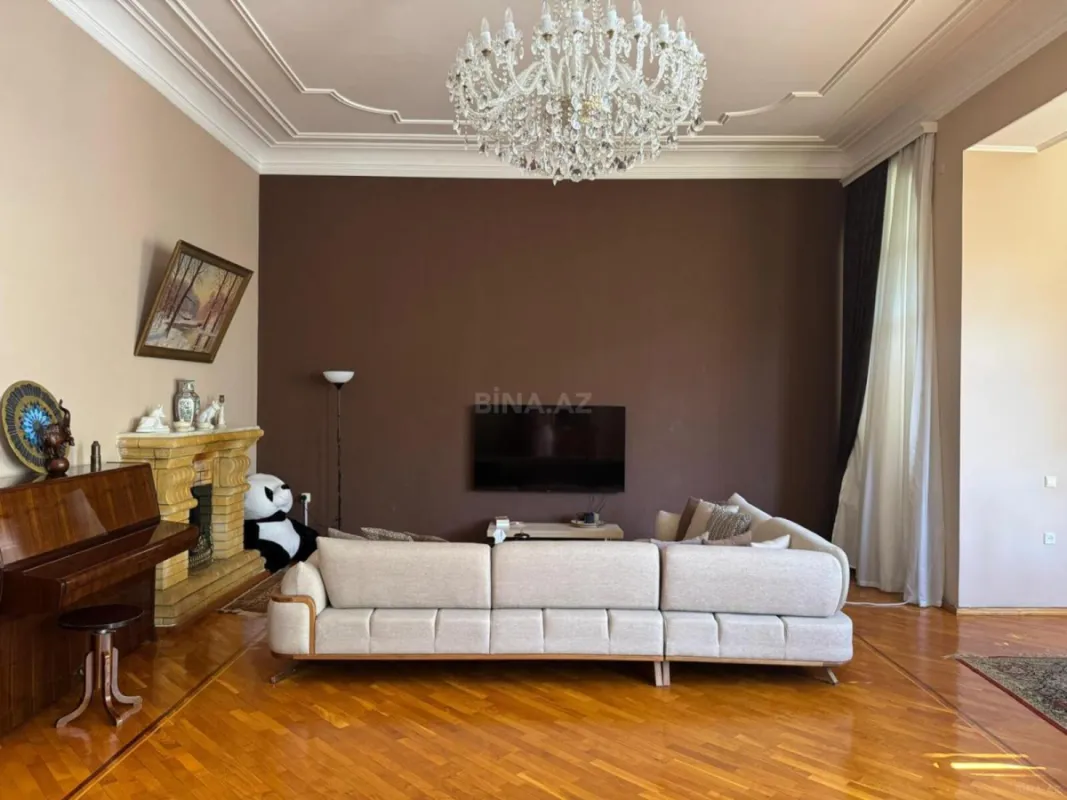 Satılır 4 otaqlı mənzil 210 m²