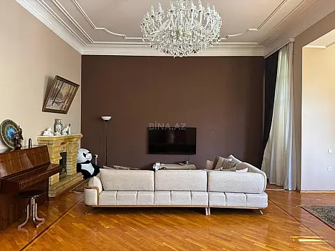 Satılır 4 otaqlı mənzil 210 m²