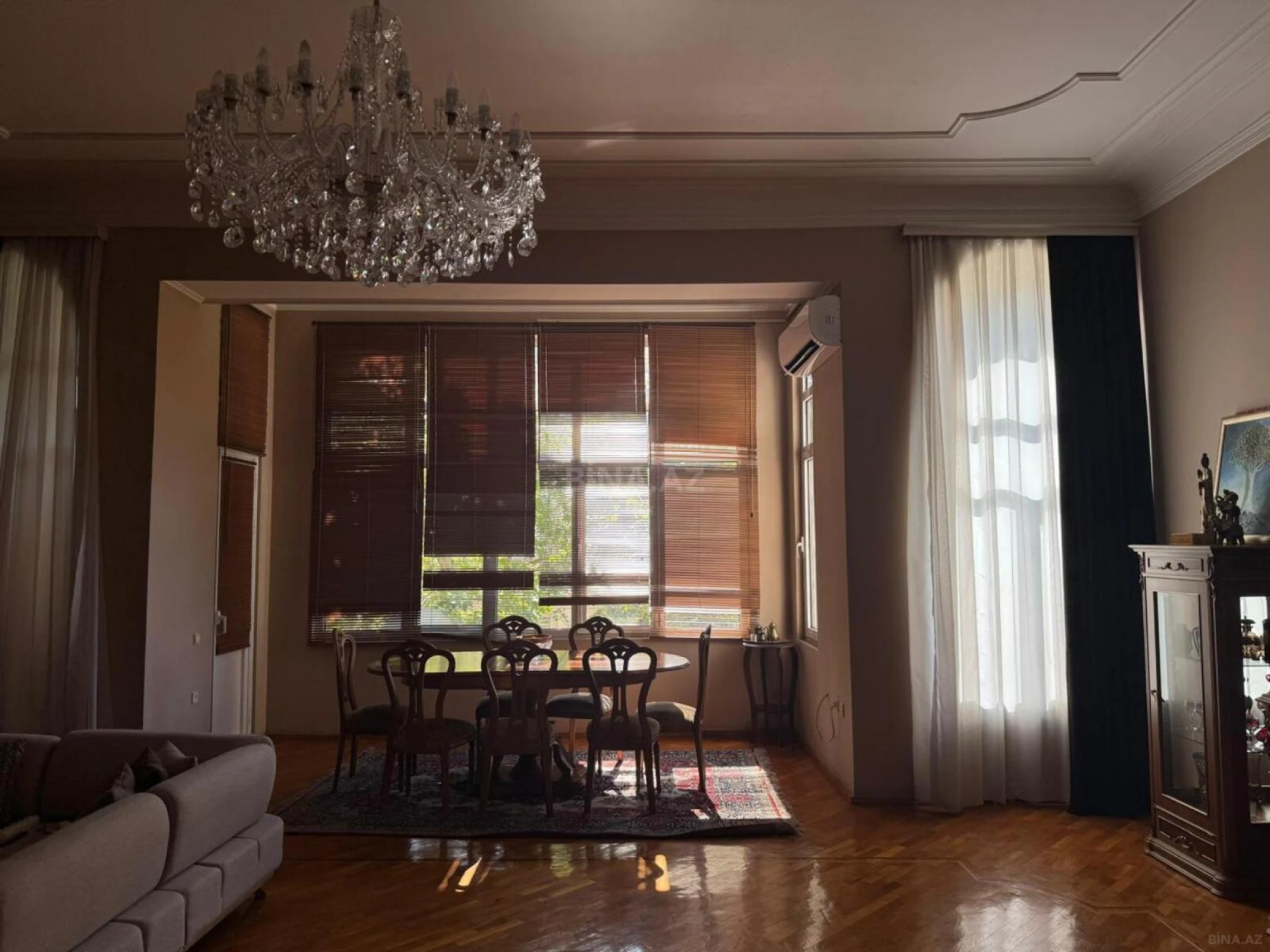 Satılır 4 otaqlı mənzil 210 m²