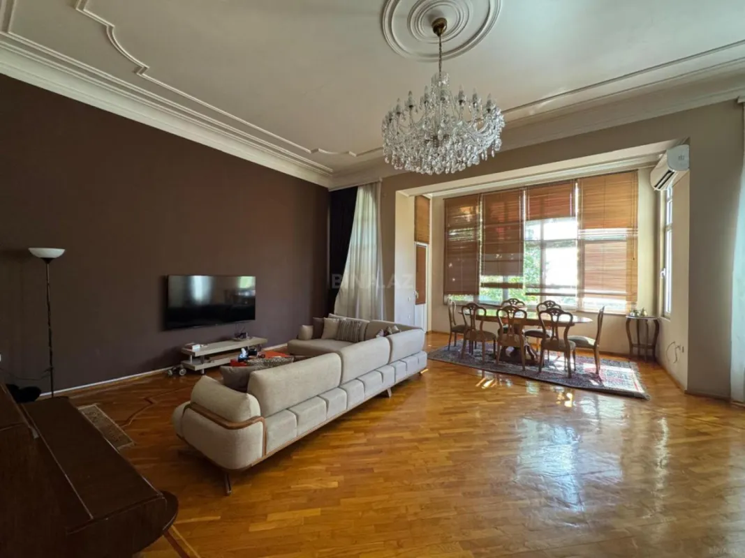 Satılır 4 otaqlı mənzil 210 m²
