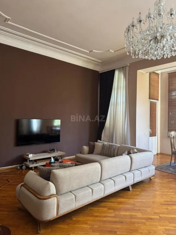 Satılır 4 otaqlı mənzil 210 m²