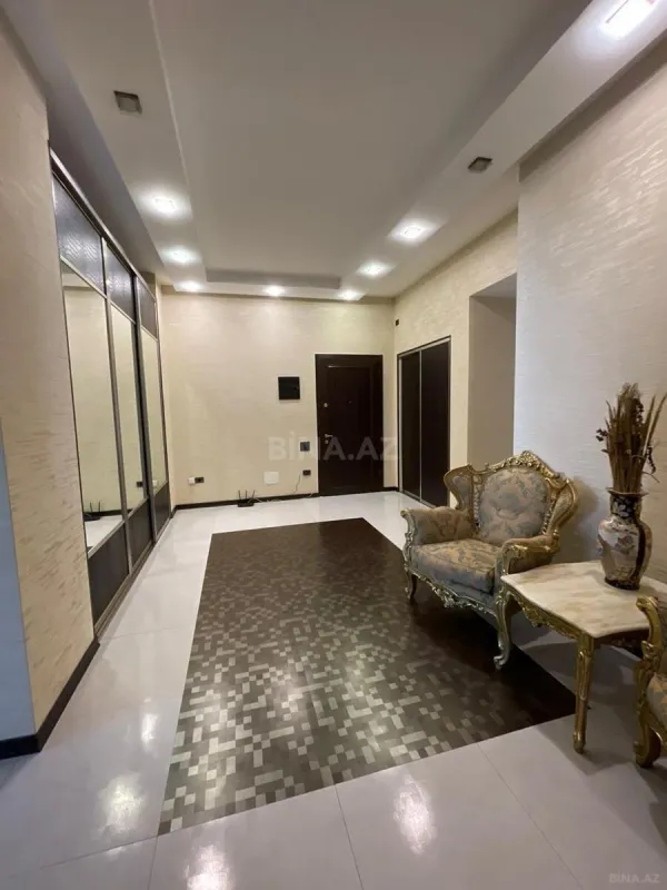 Satılır 4 otaqlı mənzil 180 m²
