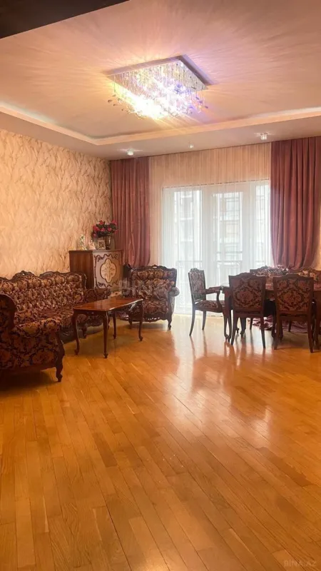 Satılır 4 otaqlı mənzil 180 m²