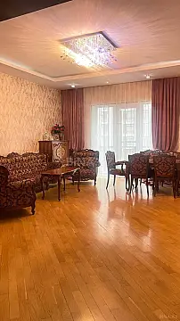 Satılır 4 otaqlı mənzil 180 m²