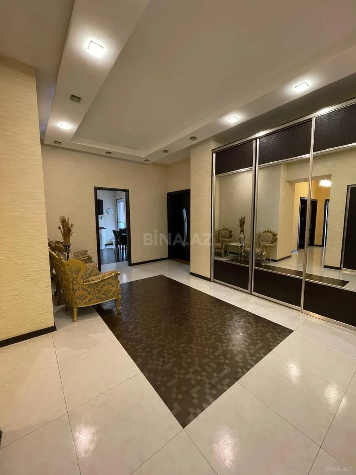 Satılır 4 otaqlı mənzil 180 m²