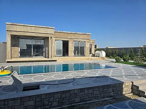 Satılır 5 otaqlı həyət evi 250 m²