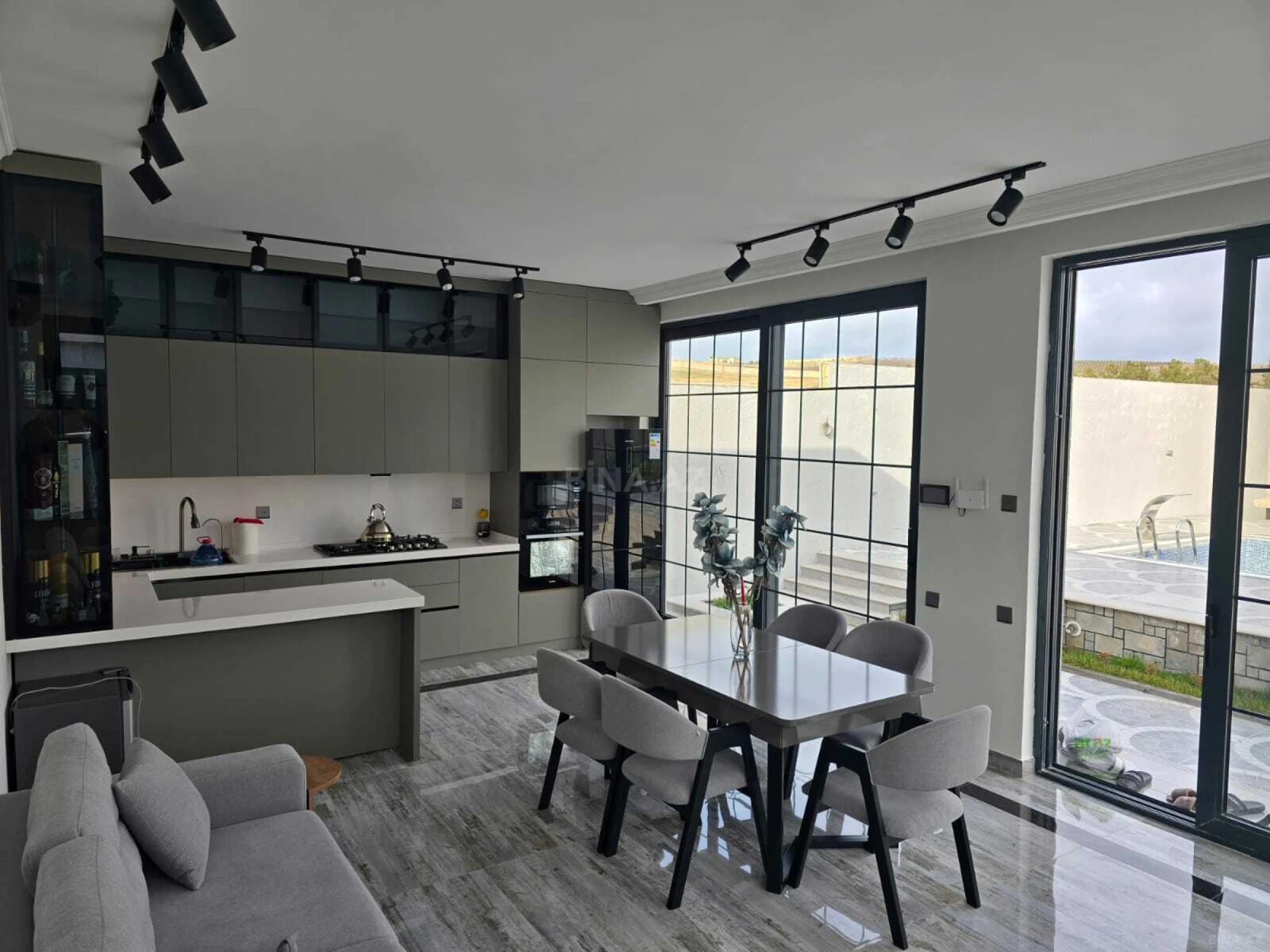 Satılır 5 otaqlı həyət evi 250 m²