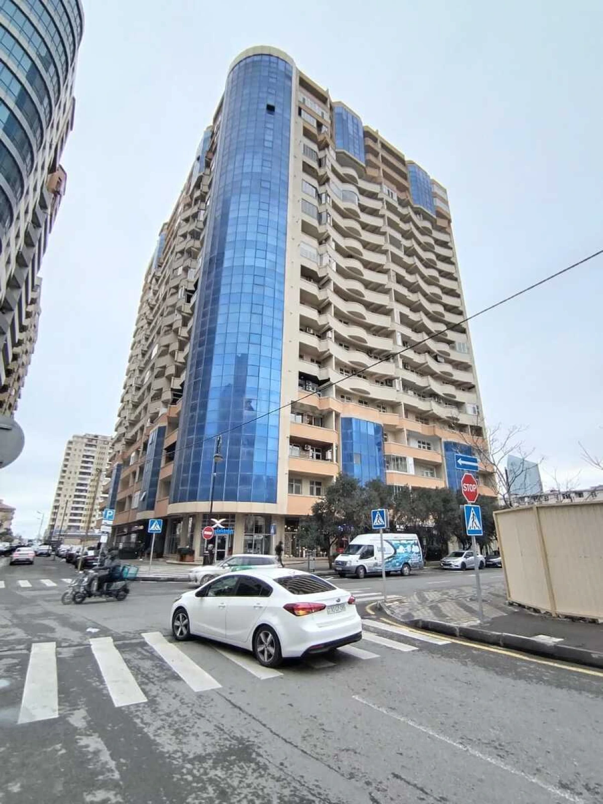 Satılır 3 otaqlı mənzil 125 m²
