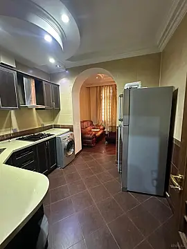 Kirayə verilir 4 otaqlı mənzil 180 m²