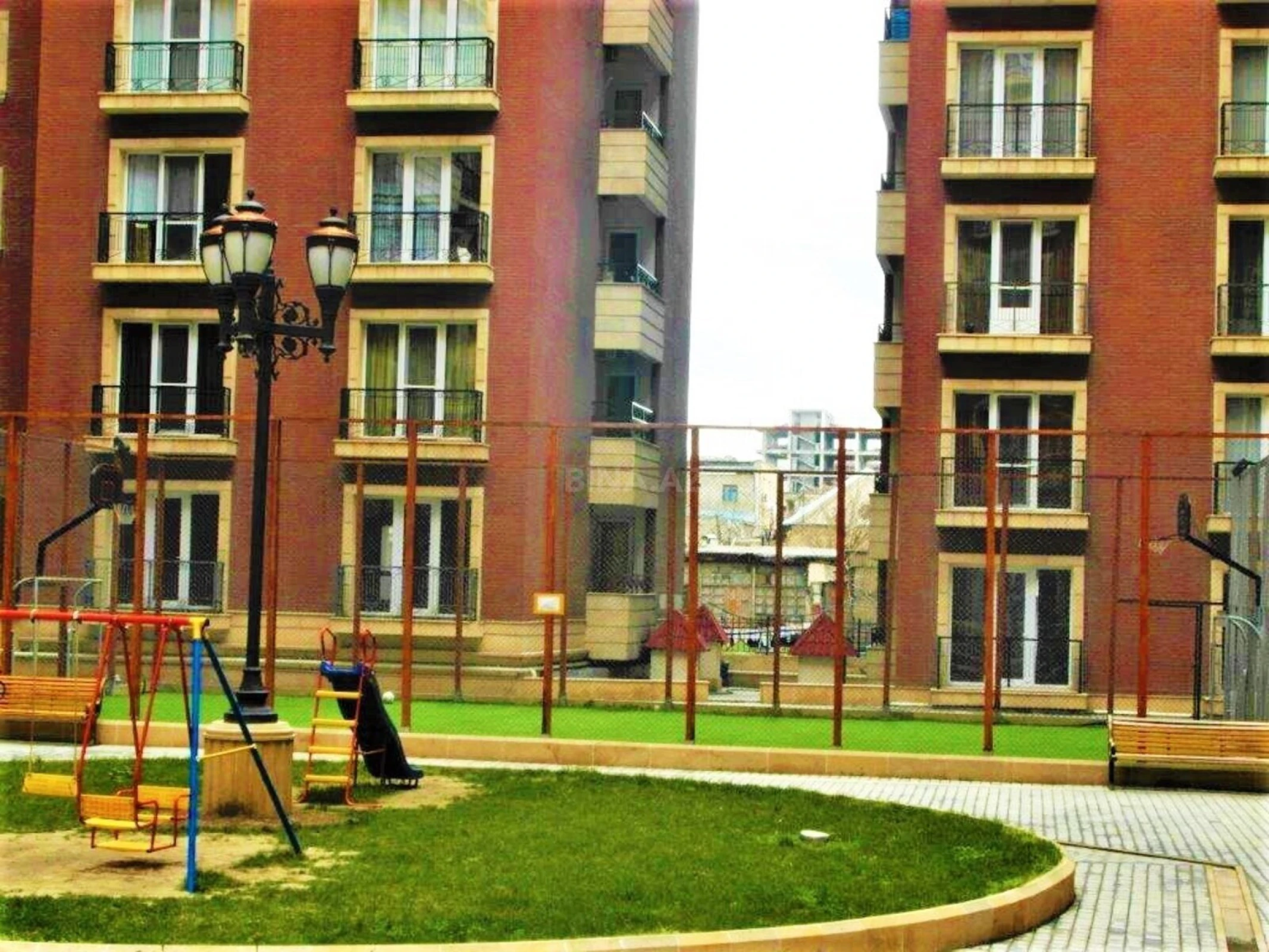 Kirayə verilir 4 otaqlı mənzil 230 m²