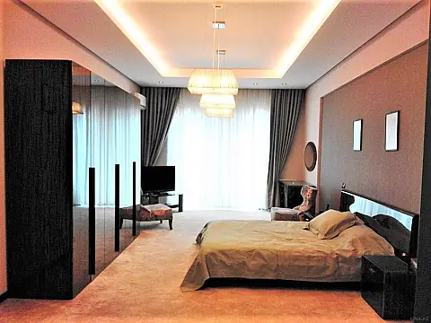 Kirayə verilir 4 otaqlı mənzil 230 m²