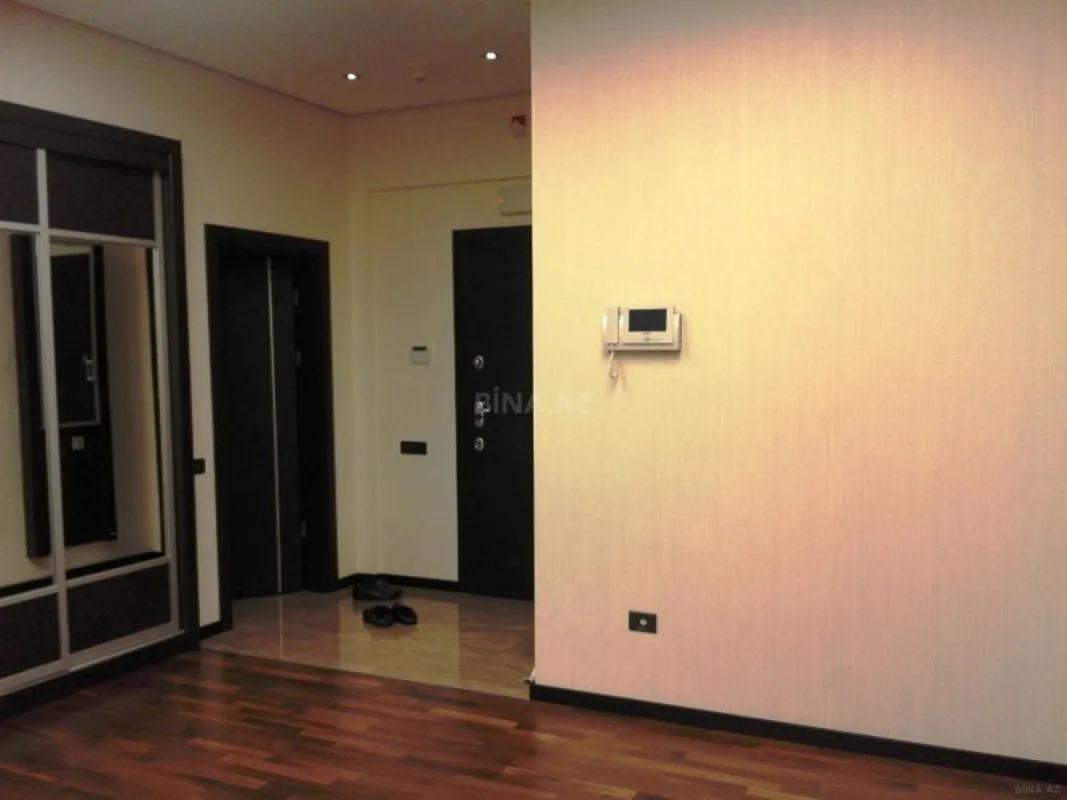 Kirayə verilir 4 otaqlı mənzil 230 m²