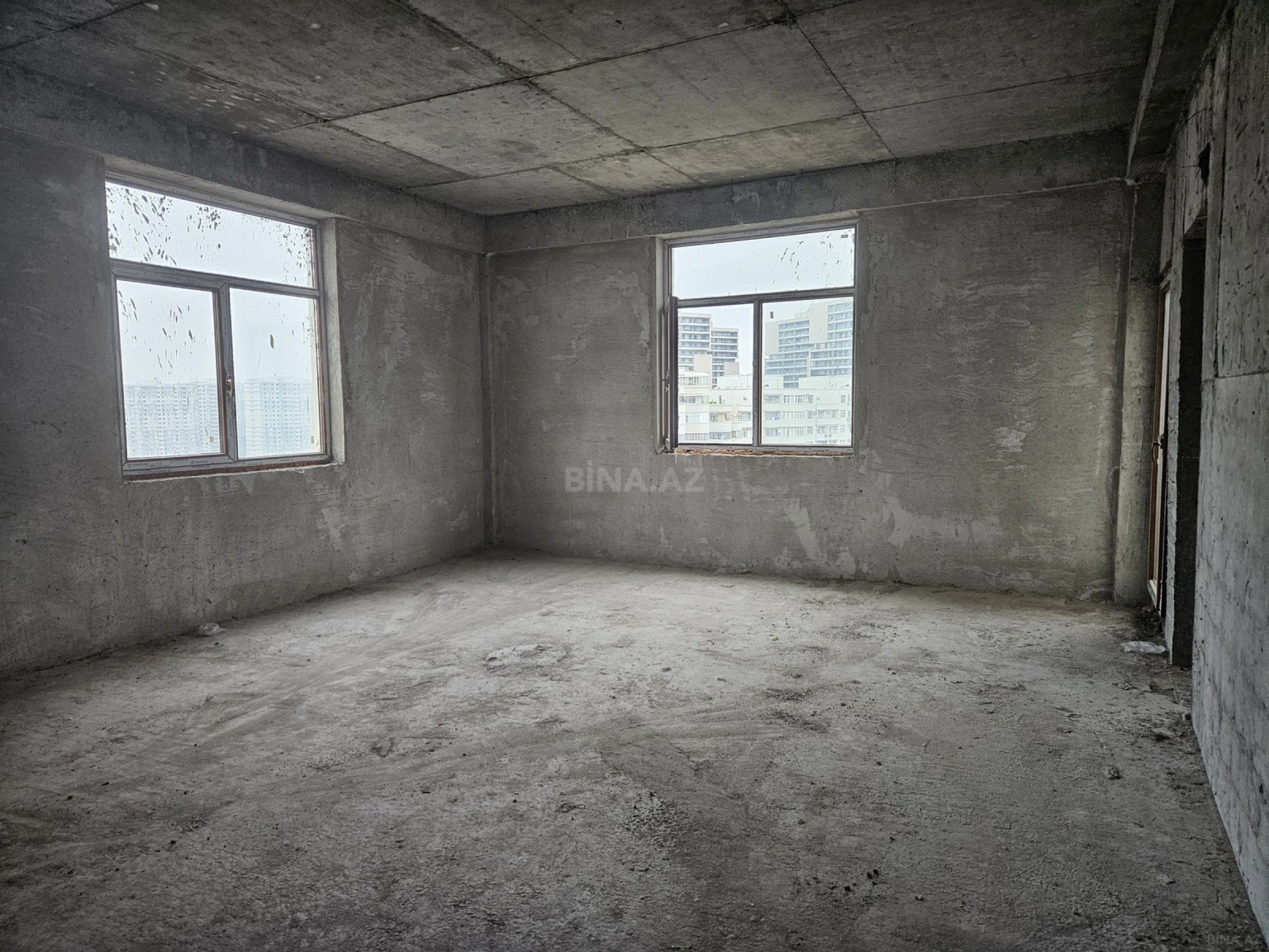 Satılır 3 otaqlı mənzil 131 m²