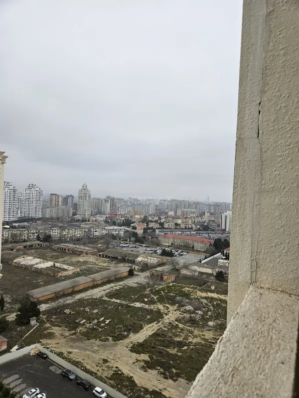 Satılır 3 otaqlı mənzil 131 m²